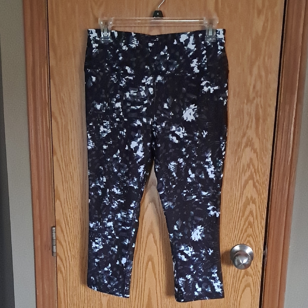 Ladies DSG Performance Capri Leggings Black, Gray, And White Patterened Sz. M